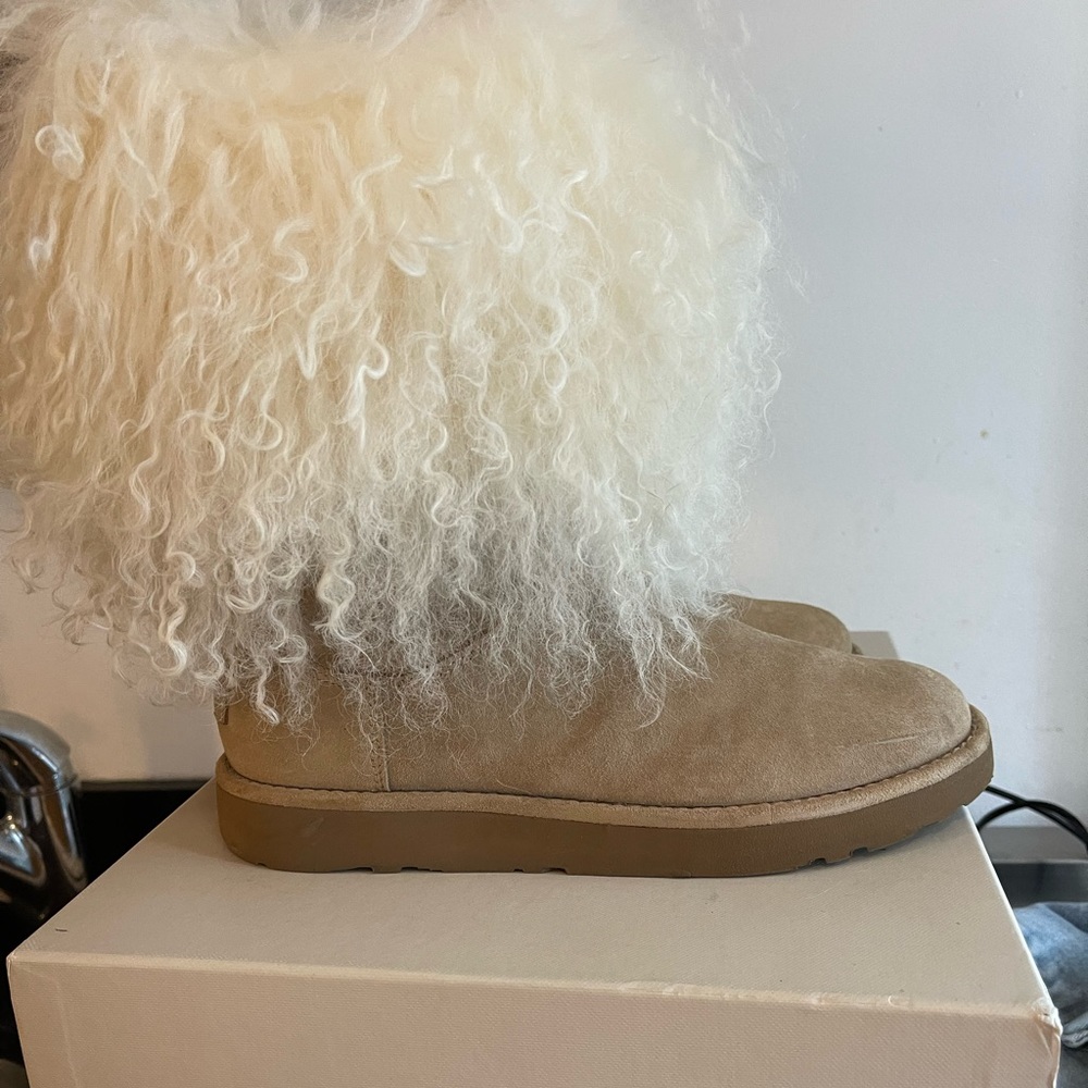 Short Sheepskin Uggs Size 7